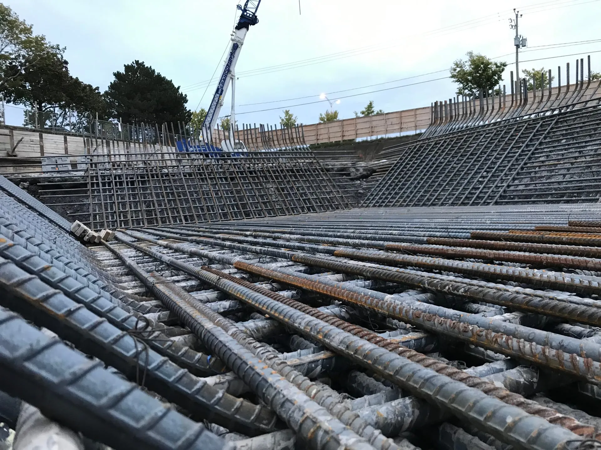 Structure en acier d’armature installée sur un chantier
