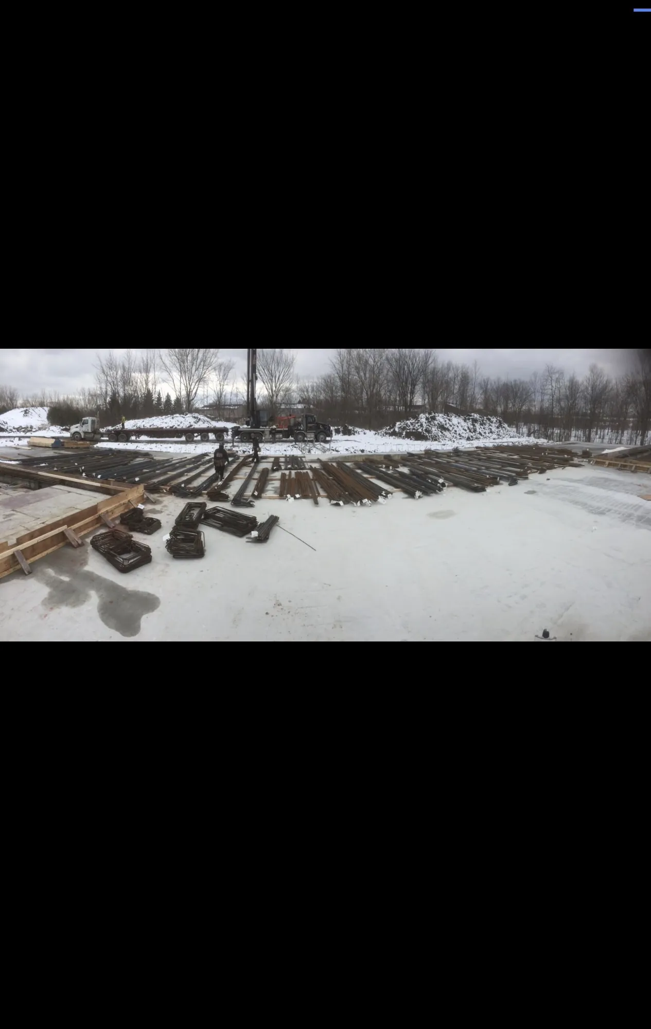 Paquets d’acier d’armature préparés pour un chantier au Québec